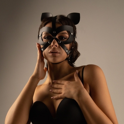 Черная кожаная маска-шлем с маленькими ушками - фото, цены